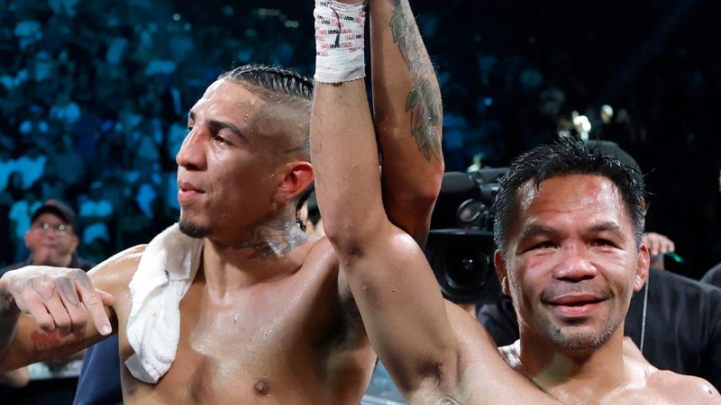  Mario Barrios y Manny Pacquiao reaccionan tras el empate mayoritario de su pelea por el título wélter del CMB en el MGM Grand Garden Arena.