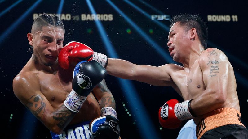 Manny Pacquiao golpea a Mario Barrios durante su pelea por el título wélter del CMB.