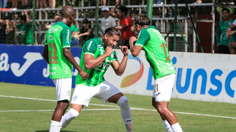 Los jugadores de Marathón realizan movimientos como si estuvieran 