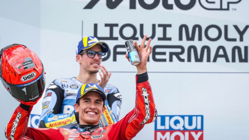 El piloto español de MotoGP, Marc Márquez, ganador del Ducati Lenovo Team, celebra junto a su hermano, Alex, del equipo BK8 Gresini Racing.