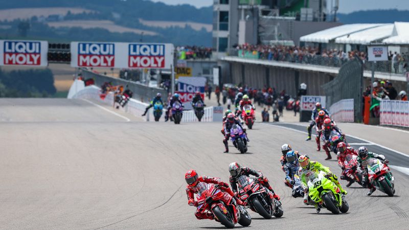 El piloto español de MotoGP del equipo Ducati Lenovo, Marc Márquez, lidera el grupo durante la carrera del Gran Premio de Alemania.