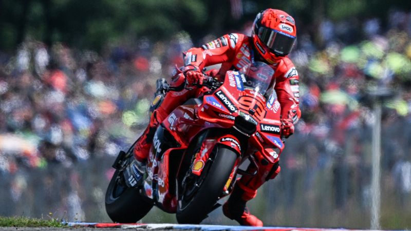 Marc Márquez, piloto español del equipo Ducati Lenovo, ganador de la carrera de MotoGP, compite durante el Gran Premio de la República Checa.