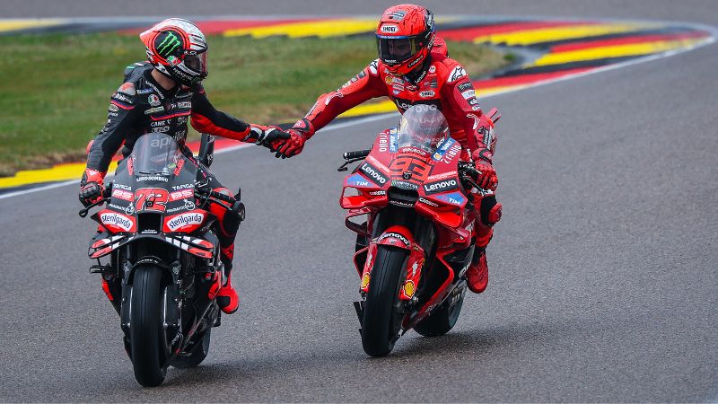 El piloto español de MotoGP del equipo Ducati Lenovo, Marc Márquez, celebra con el piloto italiano de MotoGP del equipo Aprilia Racing, segundo clasificado, Marco Bezzecchi.