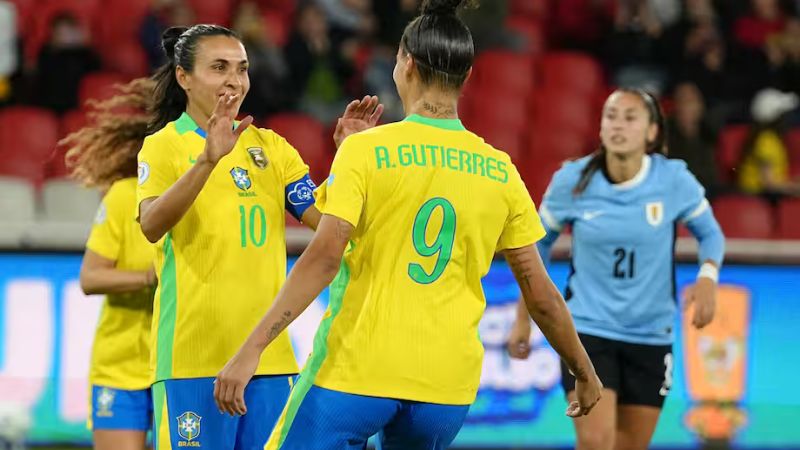 Marta y Gutierres figuran entre las goleadoras de Brasil frente a Uruguay.