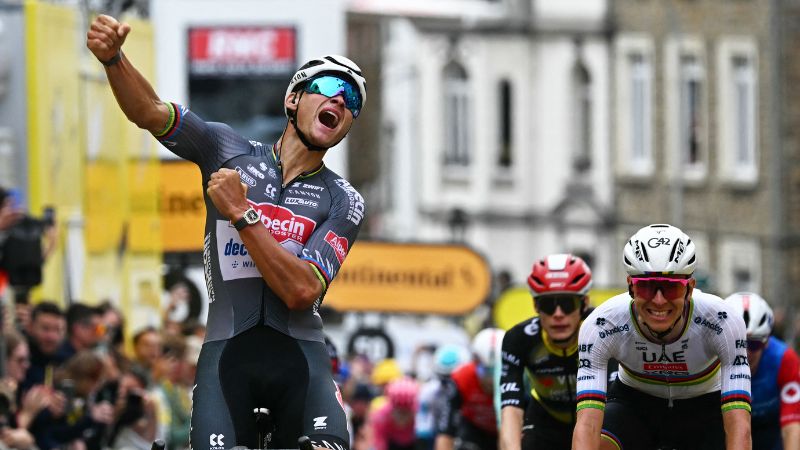 El ciclista holandés del equipo Alpecin - Deceuninck, Mathieu van der Poel, celebra al cruzar la línea de meta para ganar por delante del ciclista esloveno Tadej Pogacar.