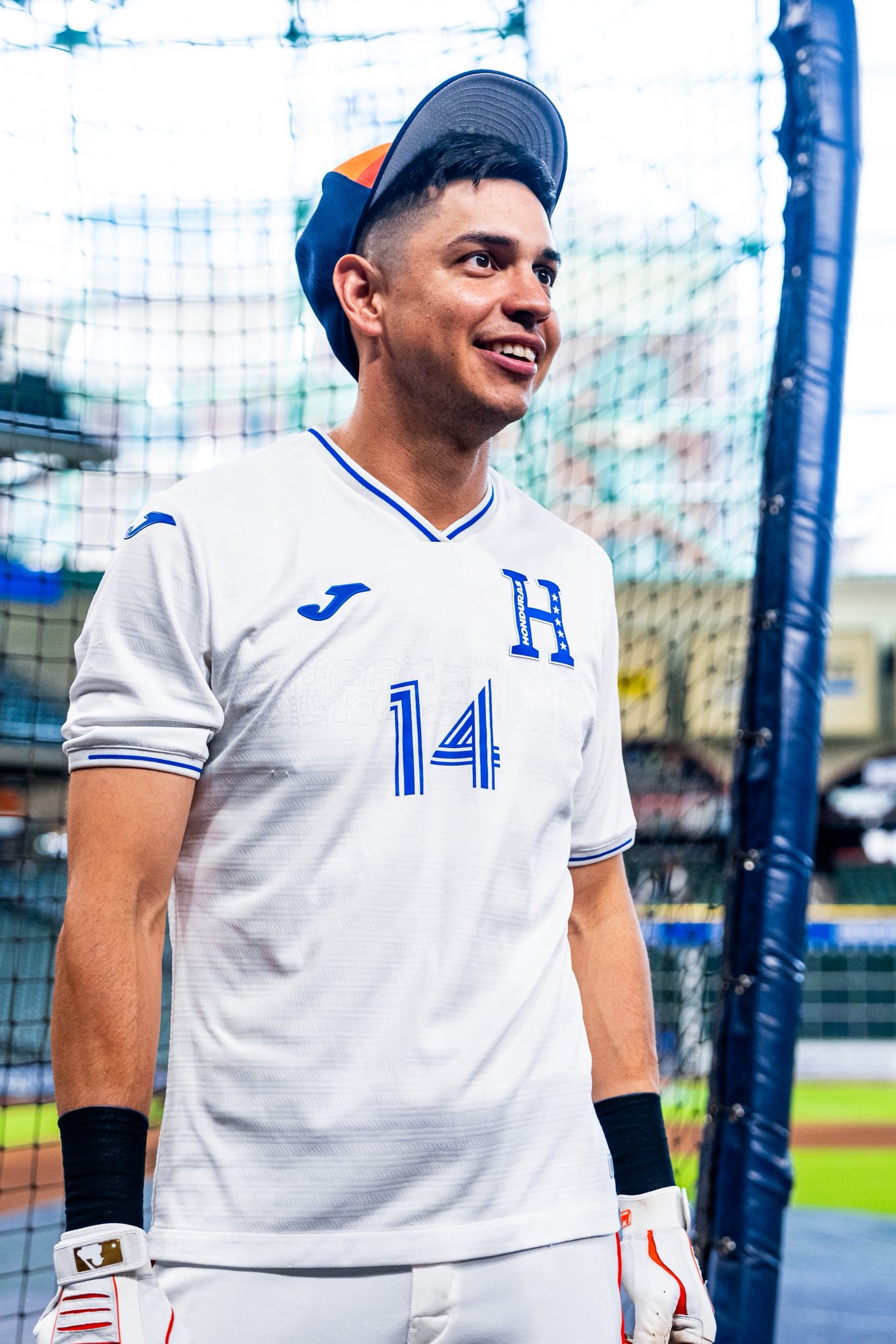 En los calentamientos de los Astros de Houston, Mauricio Dubón los realiza con la camisa de la H.