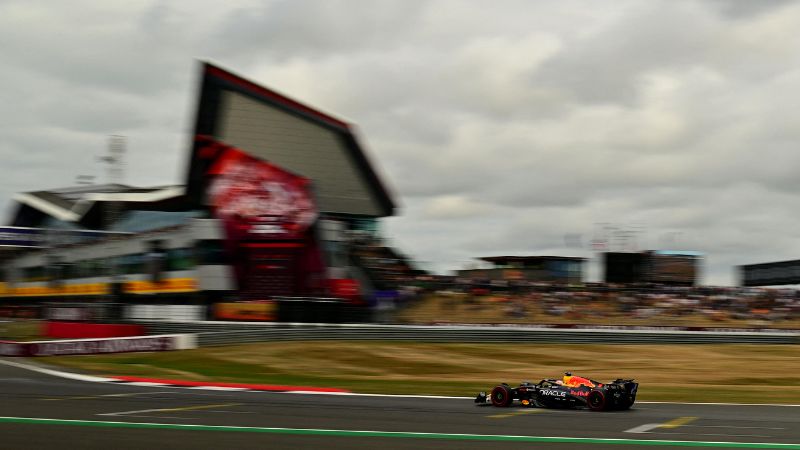 El piloto holandés de Red Bull Racing, Max Verstappen, participa en la sesión de clasificación previa al Gran Premio de Gran Bretaña de Fórmula 1 en el circuito de Silverstone.