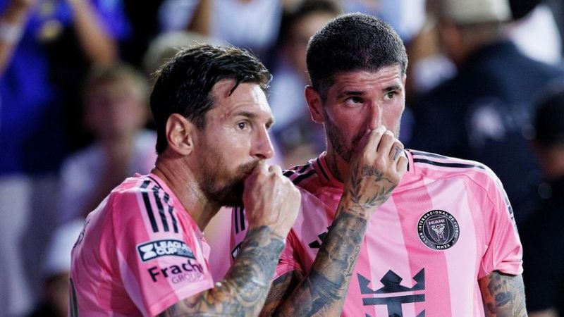 Lionel Messi junto a Rodrigo de Paul a punto de realizar una jugada a balón parado.