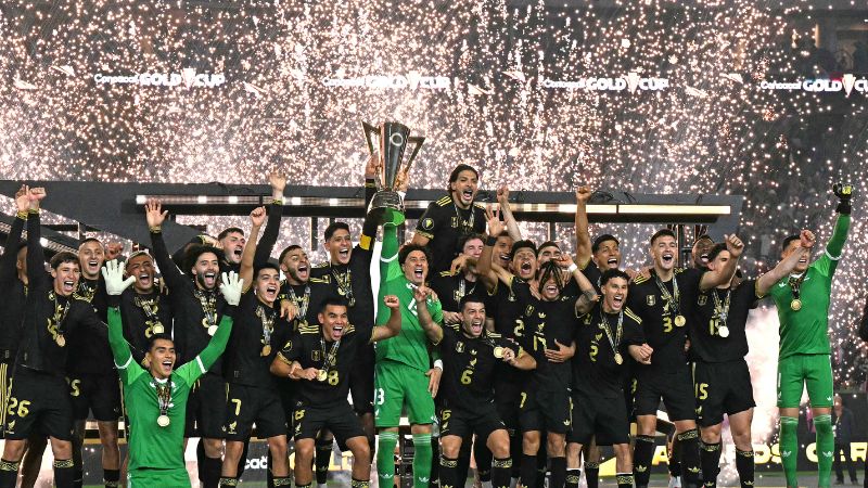 Los jugadores de México celebran con el trofeo de la Copa Oro su victoria sobre los Estados Unidos, en el NRG Stadium en Houston, Texas.