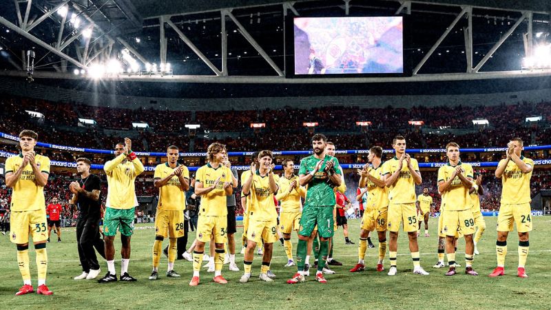 Los jugadores del Milan celebran luego de ganarle un partido amistoso al Liverpool.