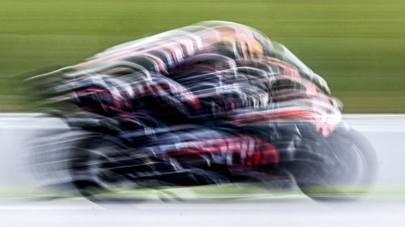 Un piloto de MotoGP no identificado compite durante la clasificación del Gran Premio de la República Checa de MotoGP en el circuito de Masaryk, en Brno.