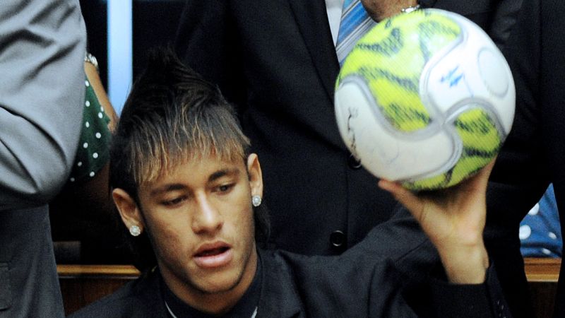 El futbolista del Santos, Neymar, sostiene un balón durante una sesión especial del Congreso.