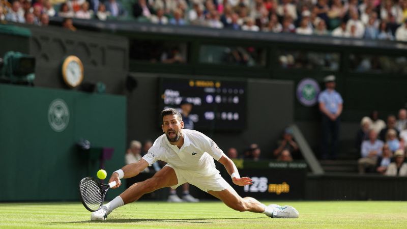 El serbio Novak Djokovic devuelve un golpe de derecha al australiano Alex De Minaur.