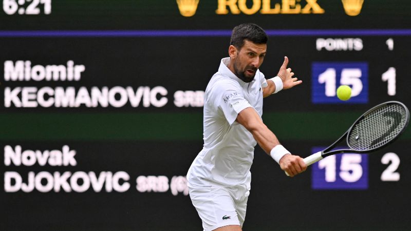 El serbio Novak Djokovic devuelve un revés a Miomir Kecmanovic durante su partido de tercera ronda individual masculino en el sexto día del Campeonato de Wimbledon.