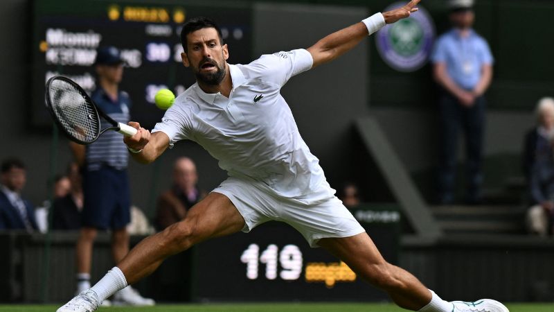 Novak Djokovic devuelve un golpe de derecha al serbio Miomir Kecmanovic.