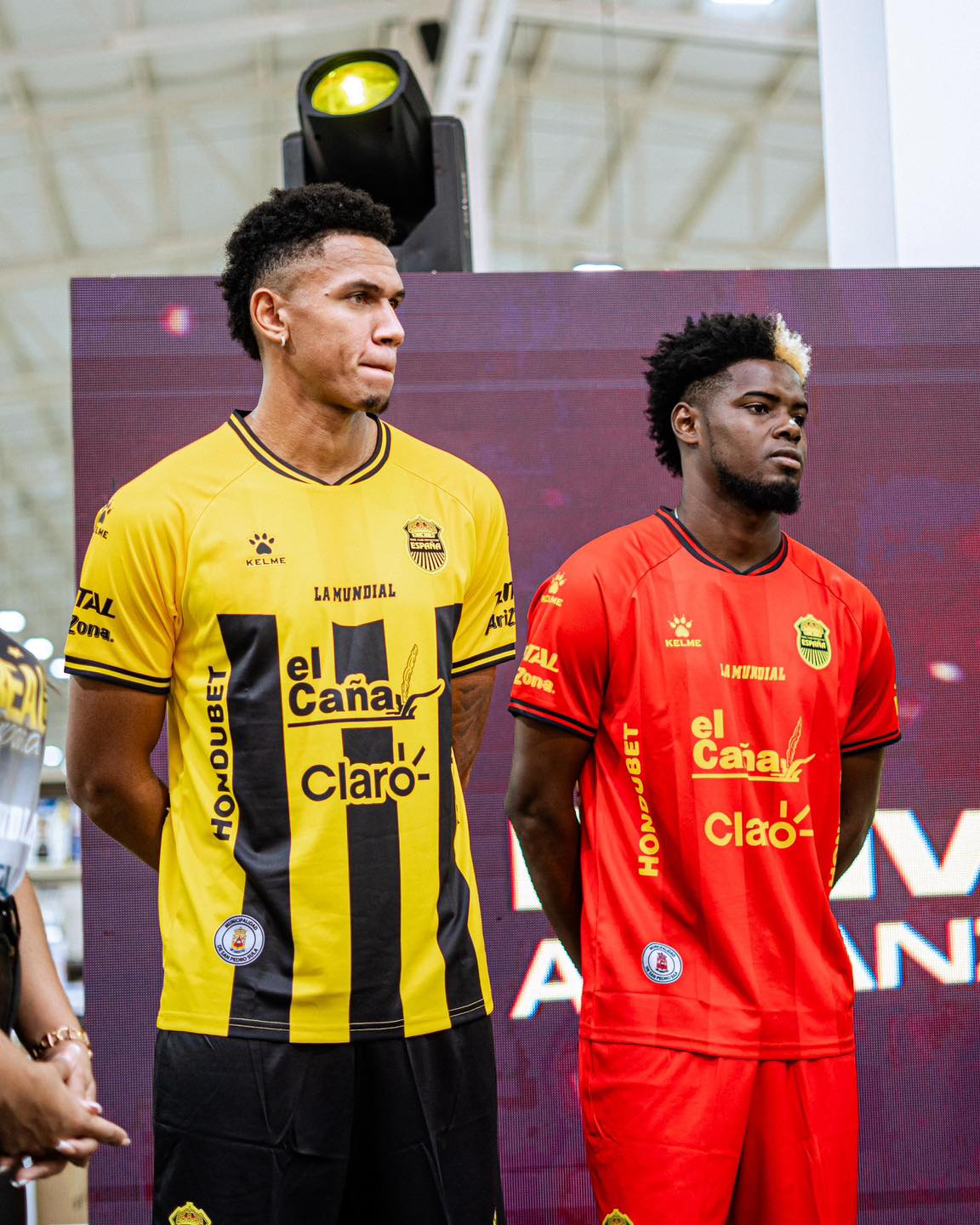 Jack Baptiste y Maylor Núñez fueron los modelos del Real España, quienes lucieron las indumentarias para el torneo de Apertura.