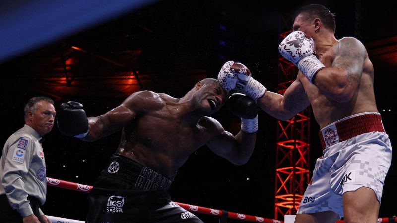 El ucraniano Oleksandr Usyk y el británico Daniel Dubois pelean durante su combate por el título mundial indiscutible de peso pesado.