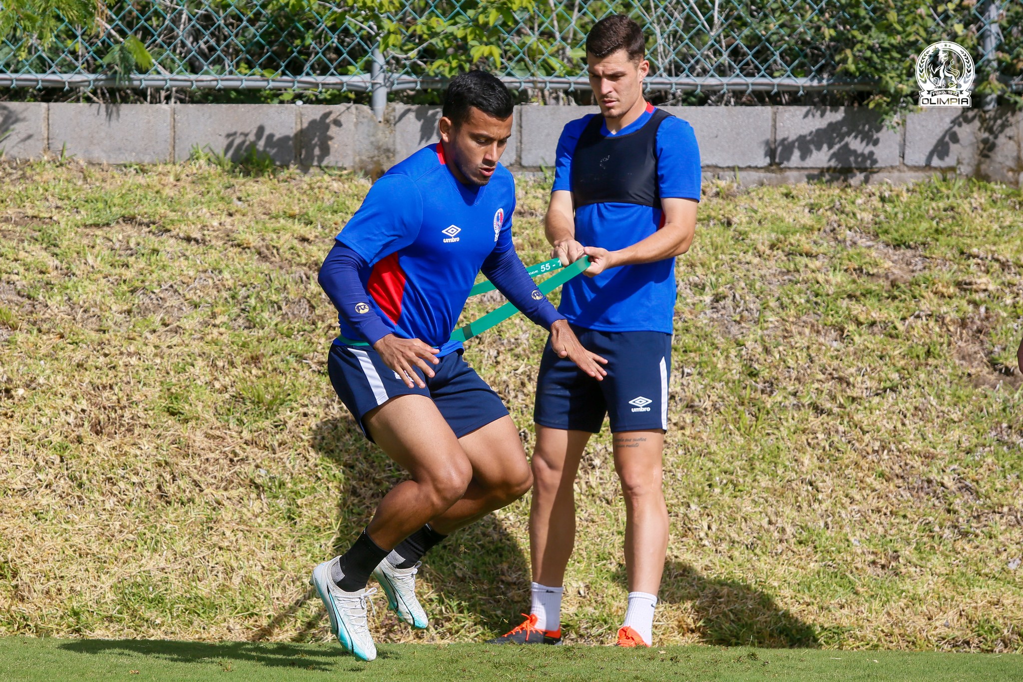 Los jugadores de Olimpia se preparan para buscar el título del torneo de Apertura y la Copa Centroamericana de la Concacaf.