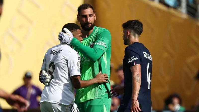 El portero del PSG, Gianluigi Donnarumma, consoló a su ex compañero al finalizar el partido.