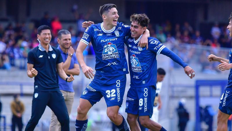 Los jugadores de Pachuca celebran el triunfo sobre los Pumas en CU.