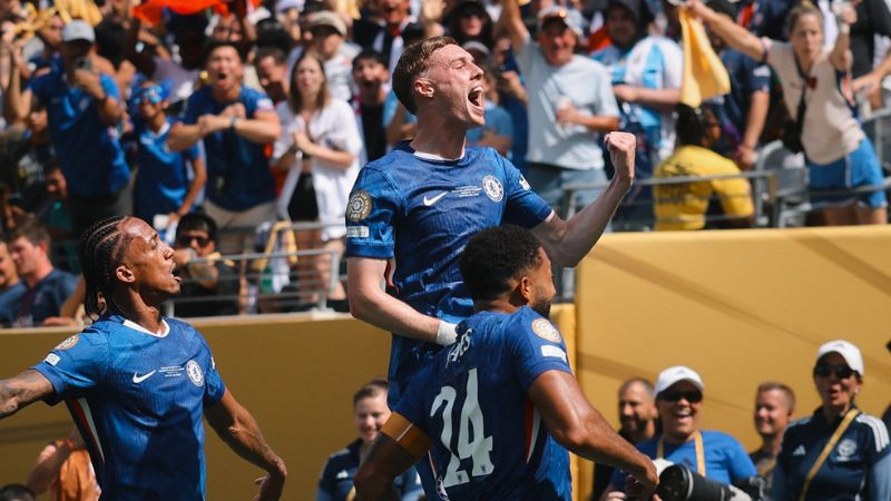 El mediocampista británico Cole Palmer, del Chelsea, recibió el premio al mejor jugador del Mundial de Clubes.
