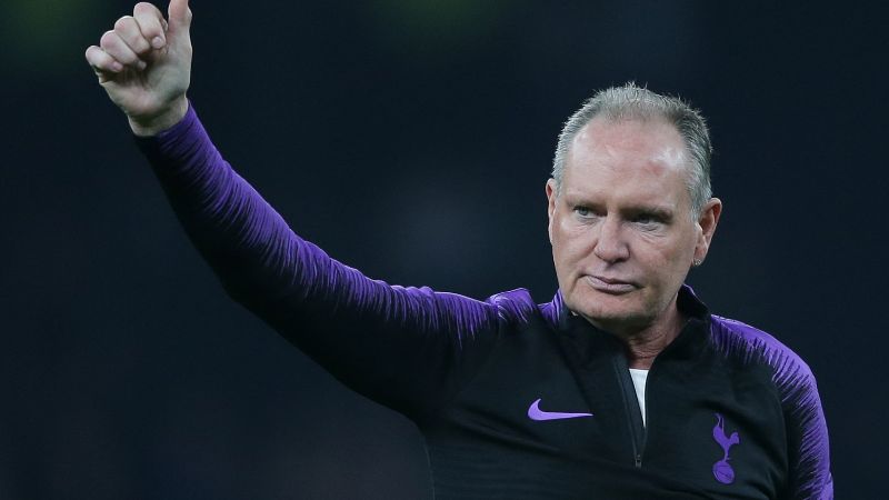 En la foto de archivo, el jugador inglés Paul Gascoigne, del Tottenham Hotspur Legends, aplaude al público al final de un partido.