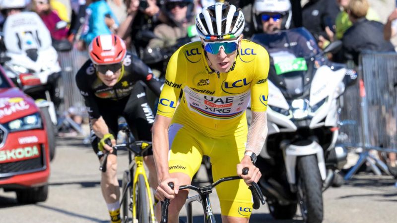 El ciclista esloveno, Tadej Pogacar, seguido del danés, Jonas Vingegaard.