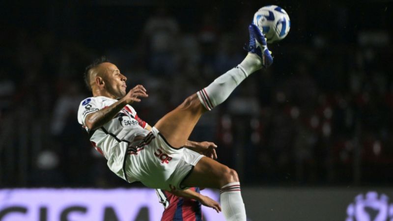 El brasileño Rafinha anunció, a los 39 años, su retiro como futbolista.