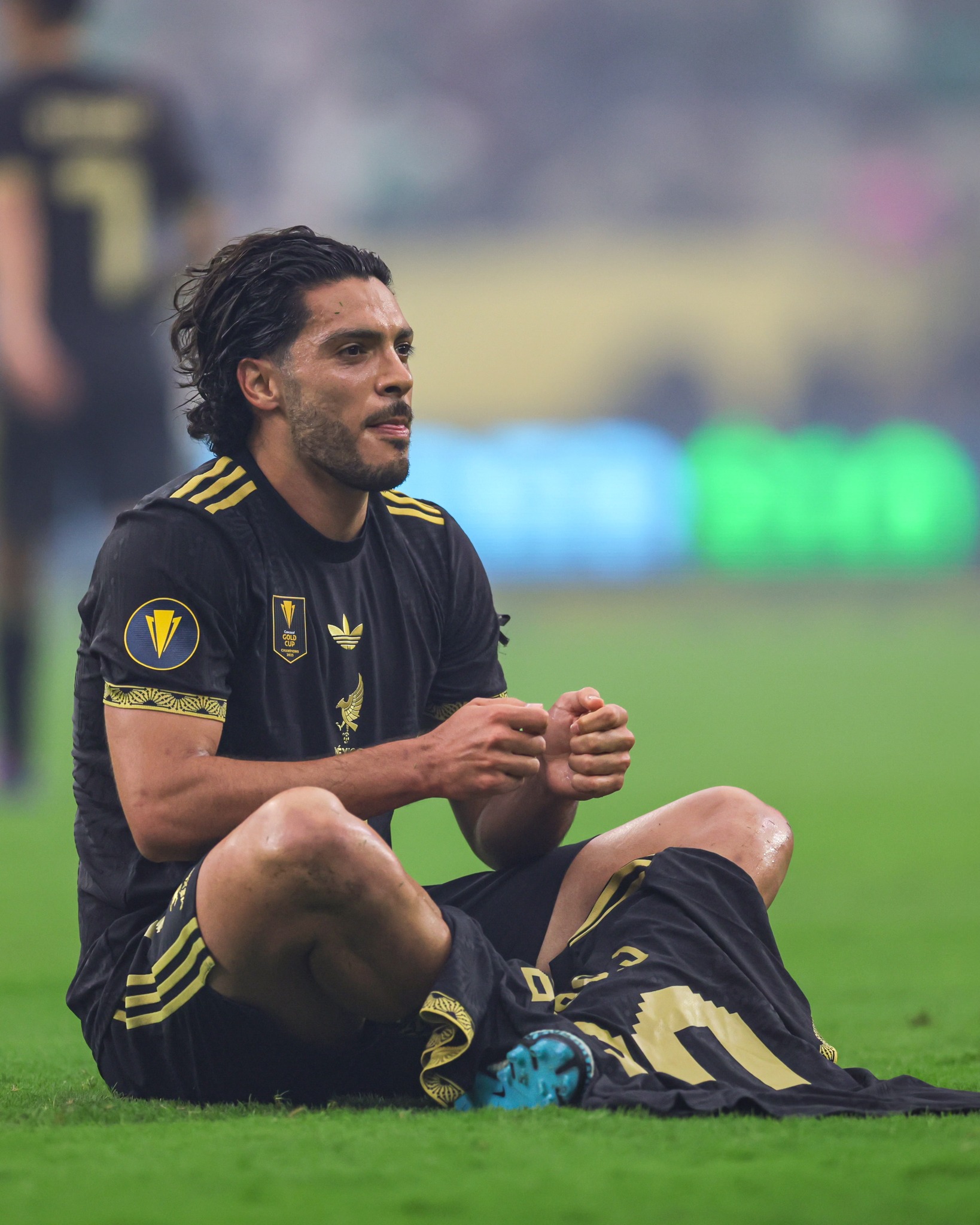 El delantero Raúl Jiménez homenajeó en su celebración al fallecido ex jugador del Liverpool, Diogo Jota.