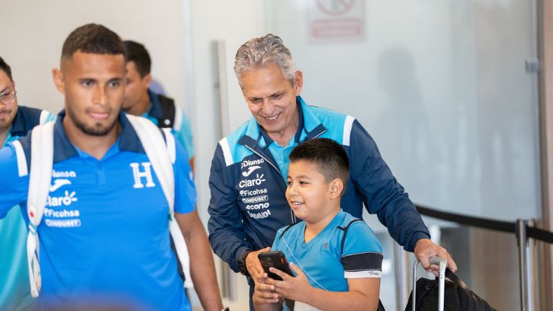 A su regreso al país, el DT de la H, Reinaldo Rueda, fue recibido con cariño por los niños que se encontraban en el aeropuerto de Palmerola.