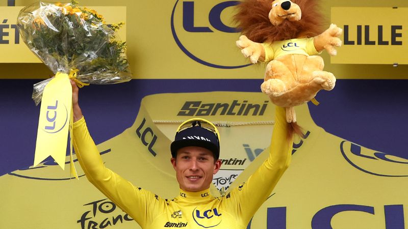 El ciclista belga del equipo Alpecin - Deceuninck, Jasper Philipsen, celebra en el podio con el maillot amarillo de líder de la general tras la primera etapa de la 112.ª edición del Tour de Francia.