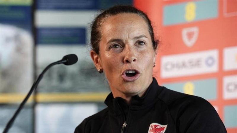 La seleccionadora de Gales, Rhian Wilkinson, asistió a la rueda de prensa en otro vehículo.