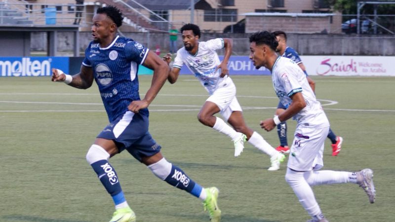 Ricky Zapata desbordó constantemente por la banda izquierda en el partido contra Verdes FC de Belice.