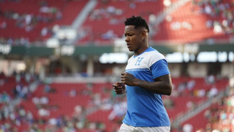 El delantero hondureño, Romell Quioto, seguirá en el fútbol de Arabia Saudita con el Al-Najma SC.