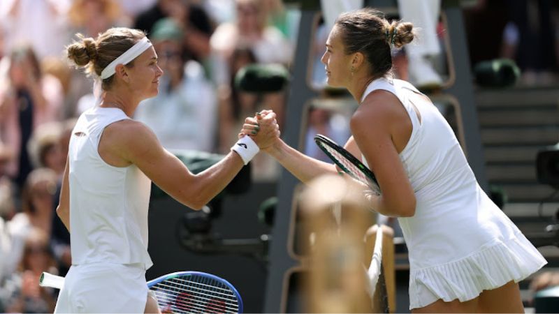 Sabalenka y Bouzkova estrecharon sus manos antes de comenzar el encuentro.