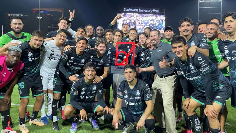 Los jugadores del Santos Laguna celebran la obtención del trofeo Raíz Cup.