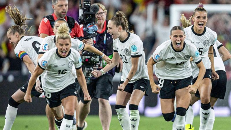 Las jugadoras de Alemania celebran tras ganar el partido de cuartos de final de la Eurocopa Femenina frente a Francia.