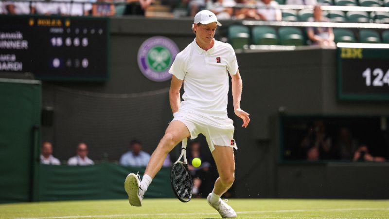 El italiano Jannik Sinner superó con facilidad la primera ronda del torneo londinense de Wimbledon.