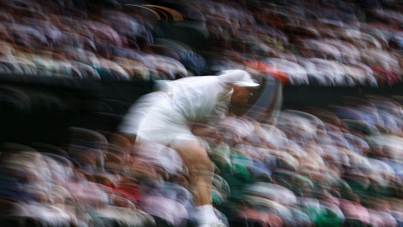 Jannik Sinner de Italia y Aleksander Vukic de Australia durante su partido de tenis de segunda ronda individual masculino en el cuarto día del Campeonato de Wimbledon 2025.