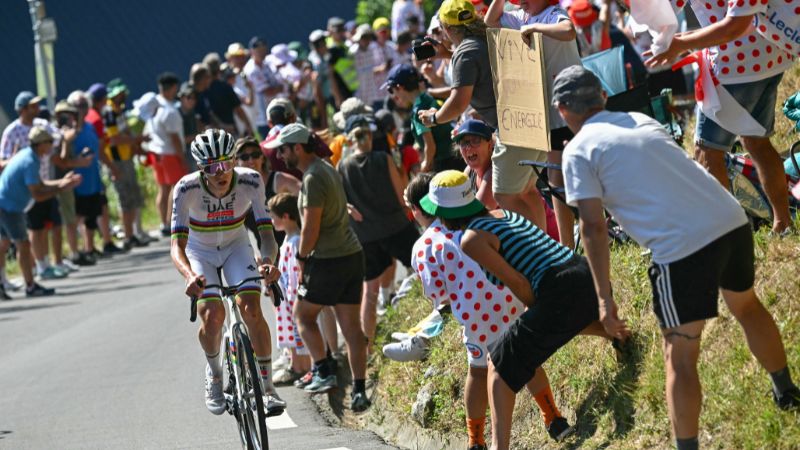 Tadej Pogacar escala Los Pirineos, apoyado por sus seguidores en el Tour de Francia.