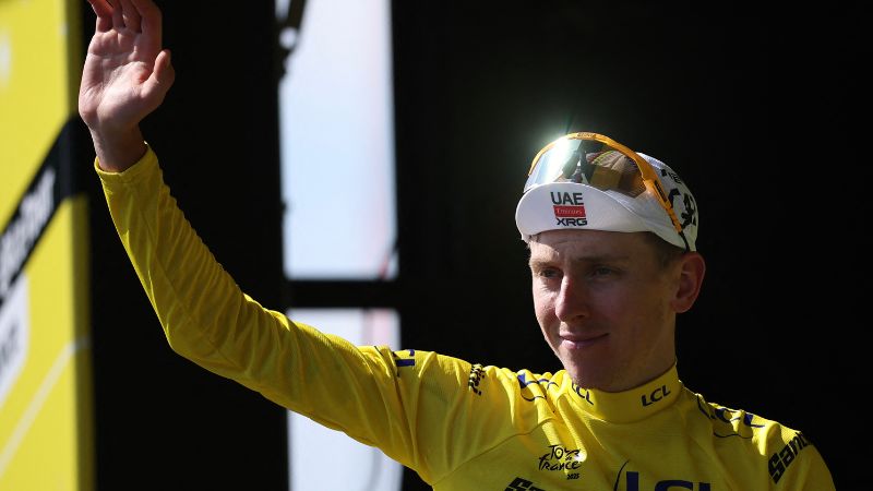 El ciclista esloveno Tadej Pogacar, del equipo UAE Team Emirates - XRG, celebra en el podio con el maillot amarillo de líder de la general.