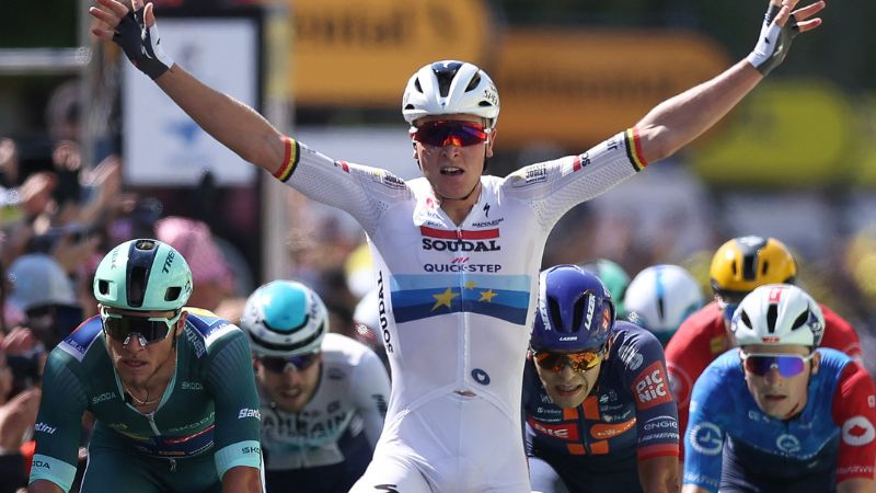 El ciclista belga Tim Merlier, del equipo Soudal Quick-Step, llega a la meta por delante del italiano Jonathan Milan, del equipo Lidl-Trek.