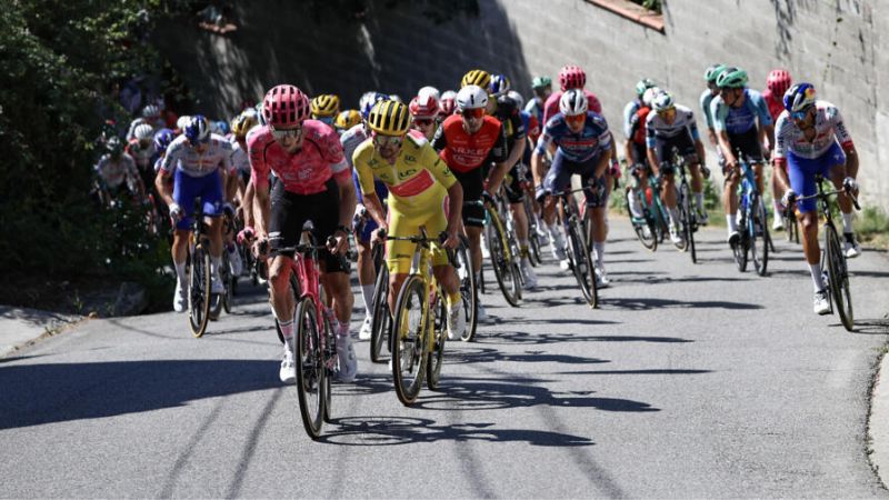 El ciclista irlandés Ben Healy, del equipo EF Education - EasyPost, con el maillot amarillo de líder de la clasificación general del Tour de Francia.