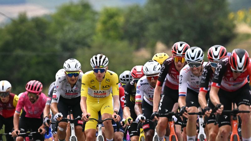 El ciclista esloveno Tadej Pogacar, del equipo UAE Team Emirates - XRG, con el maillot amarillo de líder de la general.