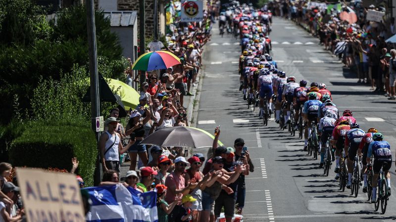 El pelotón pedalea durante la octava etapa de la 112.ª edición del Tour de Francia, 171,4 km entre Saint-Méen-le-Grand y Laval Espace Mayenne.
