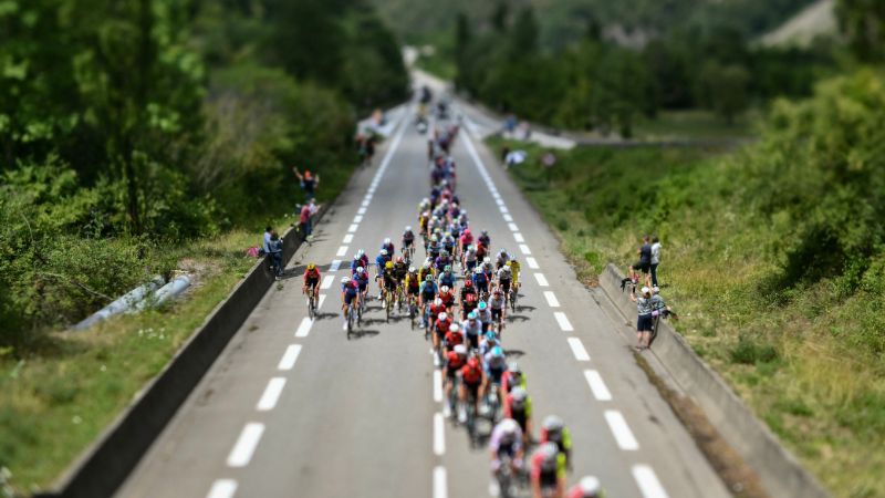 Esta fotografía, tomada con un objetivo tilt-shift, muestra al pelotón en bicicleta durante la 18.ª etapa de la 112.ª edición del Tour de Francia.