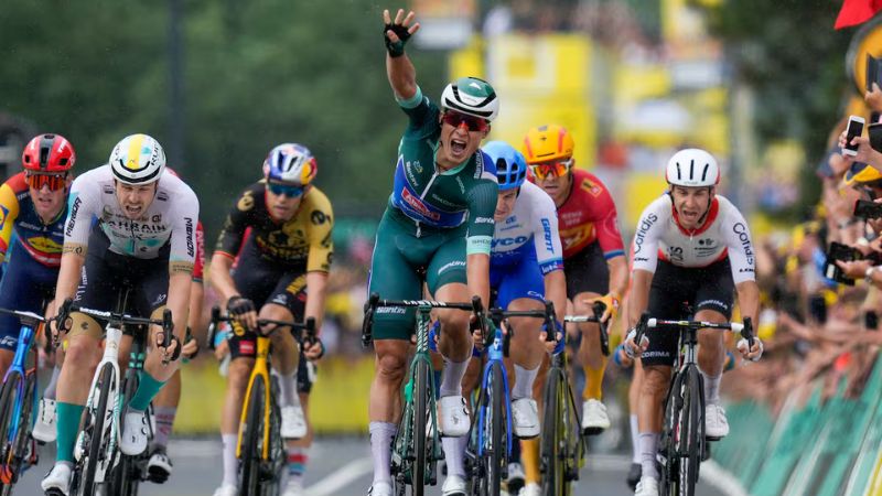 El pelotón pedalea durante la 20.ª etapa de la 112.ª edición del Tour de Francia.