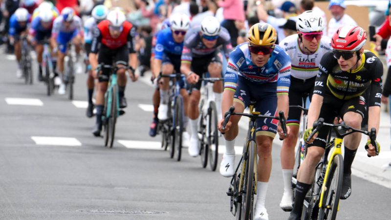 El belga Remco Evenepoel, del equipo Soudal Quick-Step; el esloveno Tadej Pogacar, del equipo UAE Emirate-XRG; y el danés Jonas Vingegaard, del equipo Visma-Lease a Bike, pedalean los últimos kilómetros de la segunda etapa de la 112.ª edición del Tour de Francia.