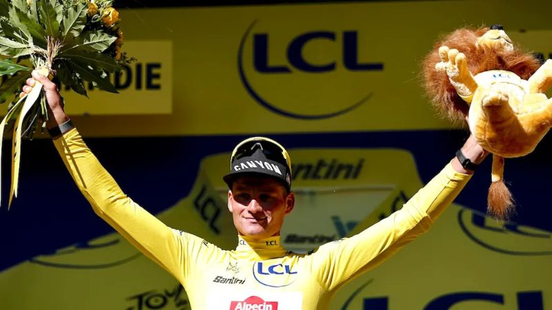 Pogacar cedió un segundo y perdió el maillot amarillo ante Mathieu Van der Poel.