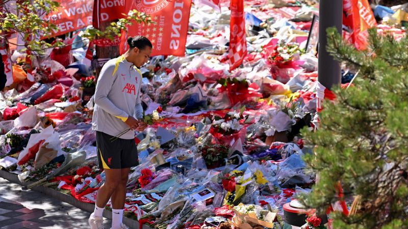 El capitán del Liverpool, Virgil van Dijk, visita el lugar donde han llevado ramos de flores en honor a Diogo Jota.